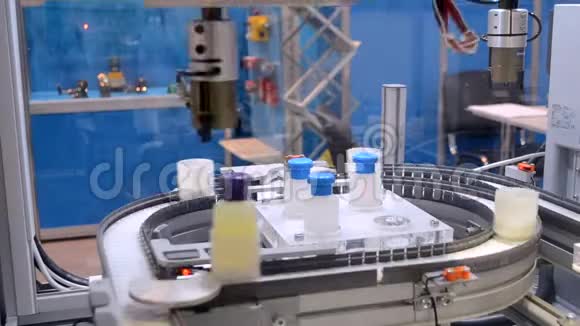 机器人在一个工业工厂特写视频的预览图