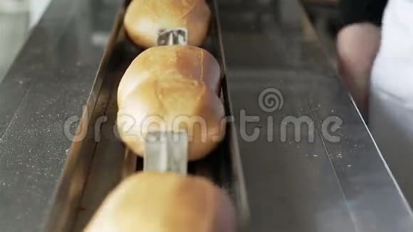 工人将新鲜的烤卷装在输送机上进行密封包装视频的预览图