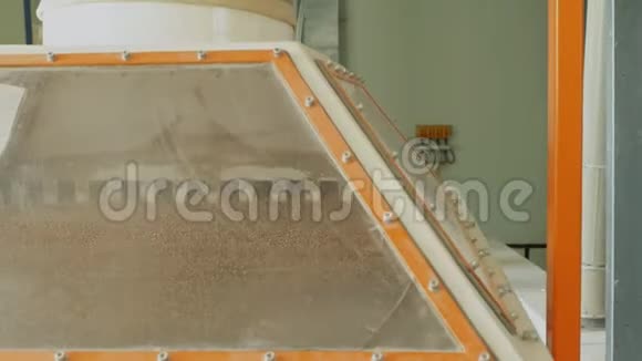 现代自动化工厂正在通过振动对小麦进行清洗和筛分视频的预览图