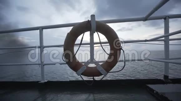救生圈渡船渡船旅游海救生圈水度假船生活环视频的预览图