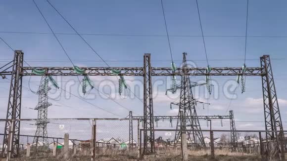 高压配电变电站能源工业支架上的电线为定居点供电电力视频的预览图