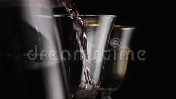 玫瑰酒完美地倒入酒杯视频的预览图