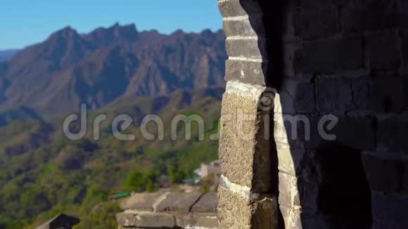 斯泰迪康拍摄的中国长城它在一开始的秋天从山的一侧升起摄像机移动视频的预览图