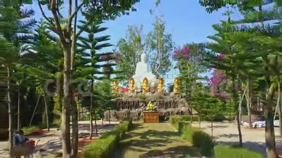 从寺庙公园对面的大理石佛像中移除视频的预览图