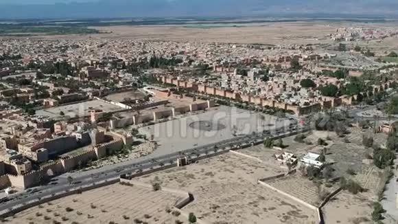 与Drone一起飞越摩洛哥的Kasbah和Medina视频的预览图