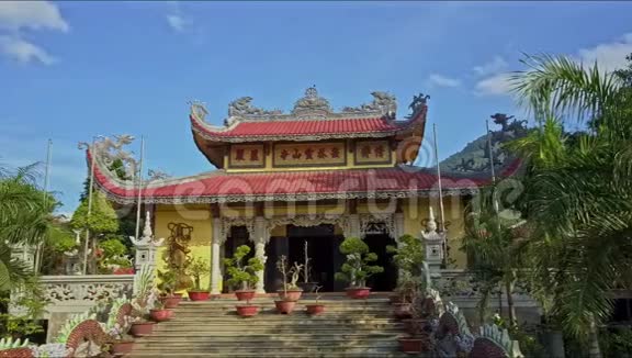长塔和花盆的亚洲神庙视频的预览图