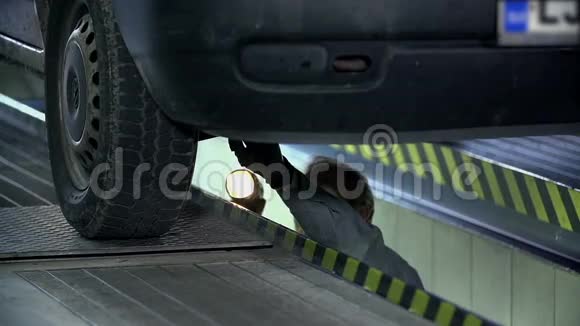 机械师在汽车下面负责维修服务视频的预览图