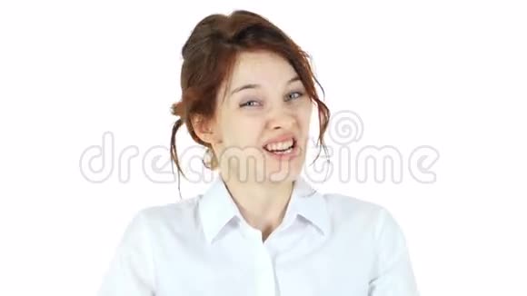 尖叫的红头发女人白色背景视频的预览图