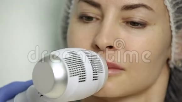 美容院隆唇术美容师在麻醉手术后应用冷敷视频的预览图