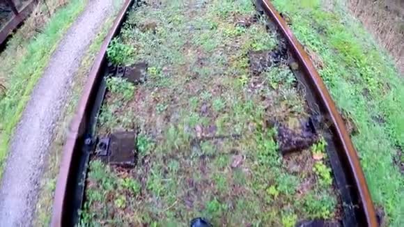 波兰森林里雨天的旧封闭铁路视频的预览图