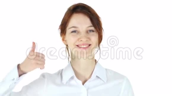 竖起大拇指白色背景下的红发女人视频的预览图