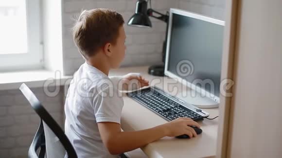 男孩教如何使用电脑视频的预览图