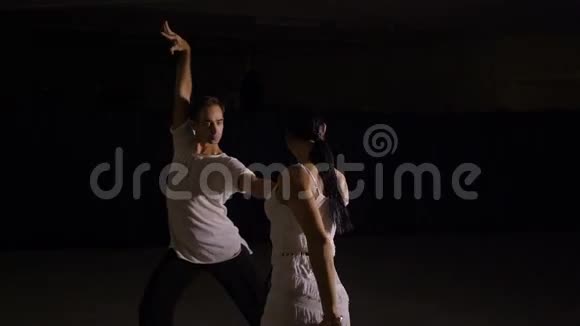 漂亮的一对专业艺术家跳舞激情的舞蹈视频的预览图