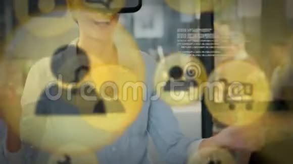黄色图标女士戴VR耳机视频的预览图