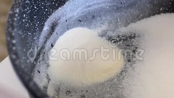琼脂和糖在平底锅中用于制作棉花糖糖浆视频的预览图