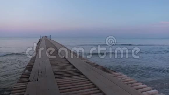 带木码头环行的海上宁静日出景观视频的预览图