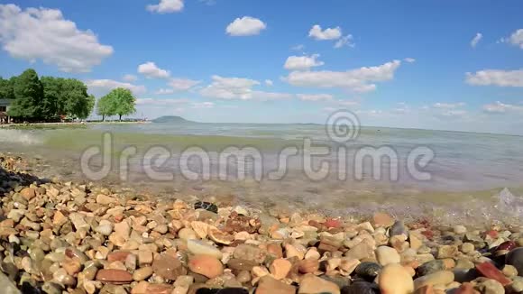 在匈牙利巴拉顿湖附近的海浪视频的预览图