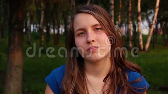 年轻女孩和感情公园里严肃的年轻白种人女孩的肖像视频的预览图