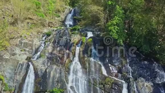 摄像机沿着悬崖岩石上的巨大瀑布向下移动视频的预览图