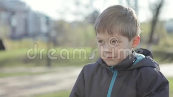 在户外公园吃糖果的男孩视频的预览图