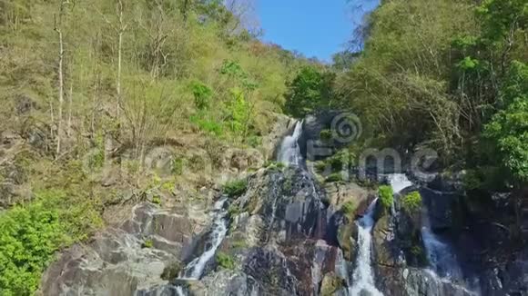 高空全景落基河瀑布对抗蓝天视频的预览图