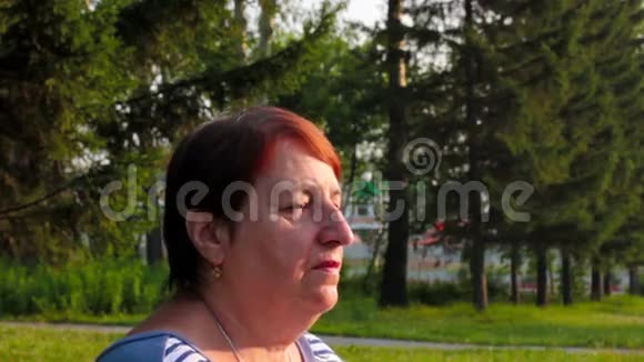 公园里的一位老年妇女滴眼液视频的预览图