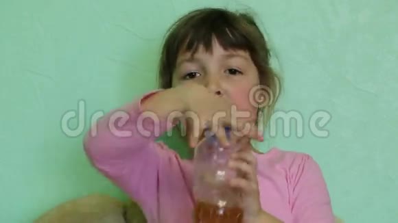 女孩喝水视频的预览图