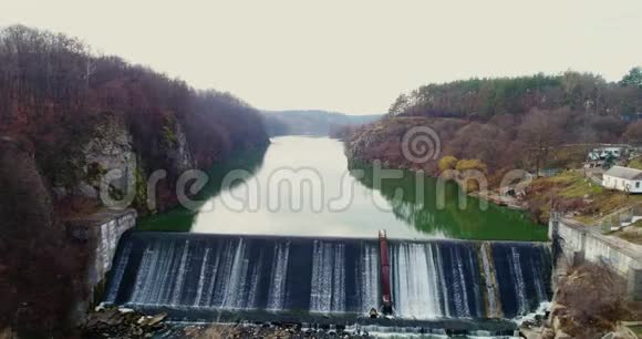 水坝的鸟瞰图美丽的Teteriv河景观视频的预览图