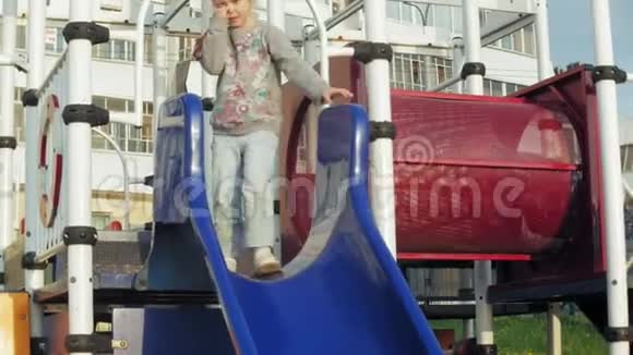 在公园滑梯上的孩子在操场上玩耍的小女孩孩子们视频的预览图