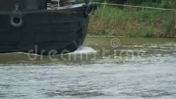 驳船正沿着河行驶视频的预览图
