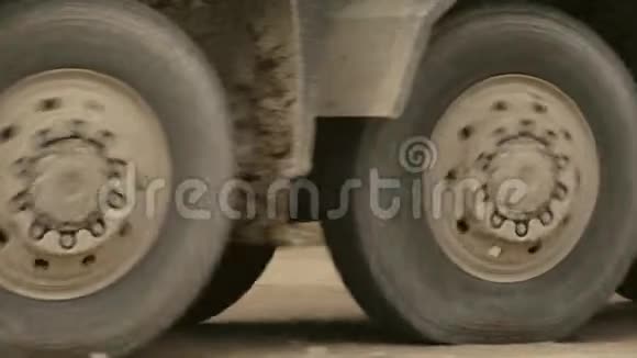 卡车车轮在土路上行驶视频的预览图
