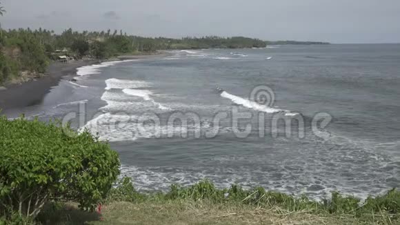 印度尼西亚巴厘岛石质海岸上的海浪翻滚视频的预览图