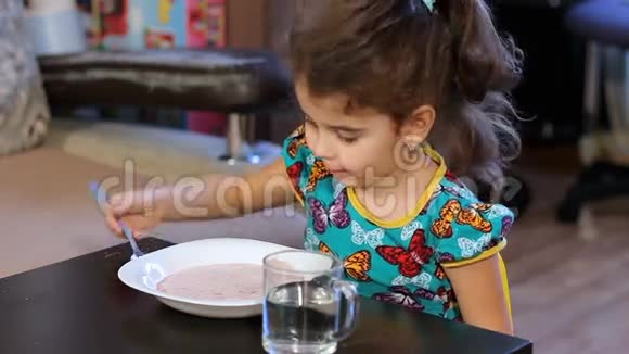 女孩开始吃粥用一杯水冲下来视频的预览图