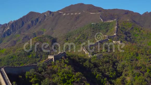 斯泰迪康拍摄的中国长城它在一开始的秋天从山的一侧升起摄像机移动视频的预览图