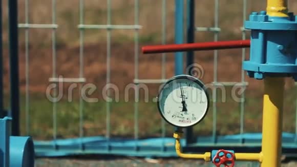 带压力计的天然气管道清洁储存和运输石油和天然气的工厂黄色的管子泵站视频的预览图
