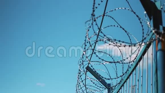 天边有刺的铁丝网监狱围栏摄像机企业围栏禁止未经授权进入视频的预览图