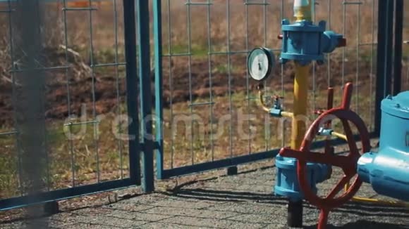 带压力计的燃气管道大红色关断阀向公众供应天然气抽水站视频的预览图