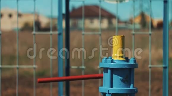 储气供应站输气管道截止阀和压力计石油和天然气业务这个视频的预览图