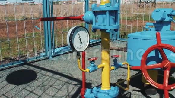 带压力计的燃气管道抽水站用于抽天然气净化储存和运输视频的预览图