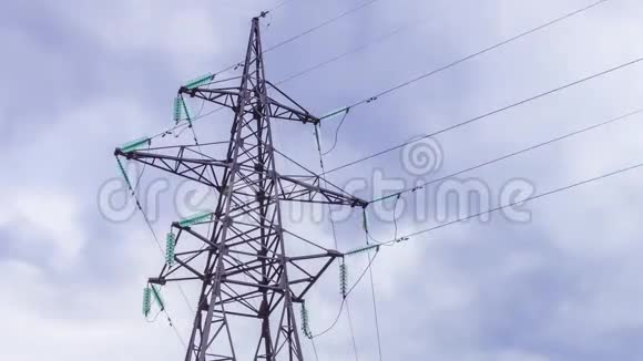 高压输电线路塔有触电的危险可再生能源生产和运输视频的预览图