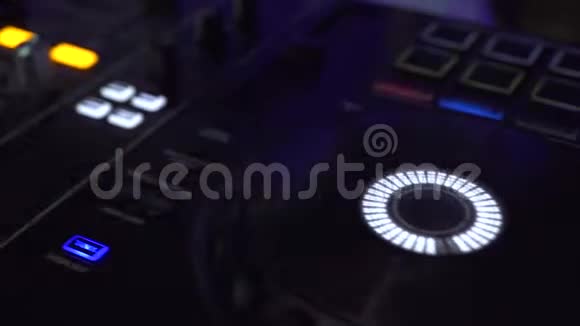 DJ控制器用于混合迪斯科俱乐部的室内音乐和彩色灯光技术舞蹈用DJ调音台和音响控制台视频的预览图