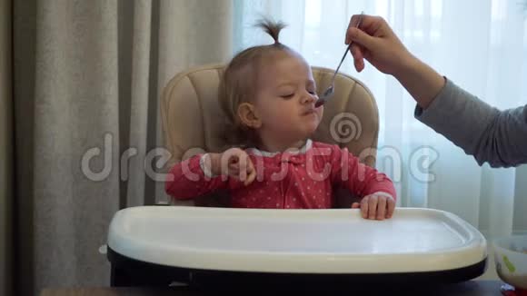 妈妈给孩子喂饭家庭幸福视频的预览图