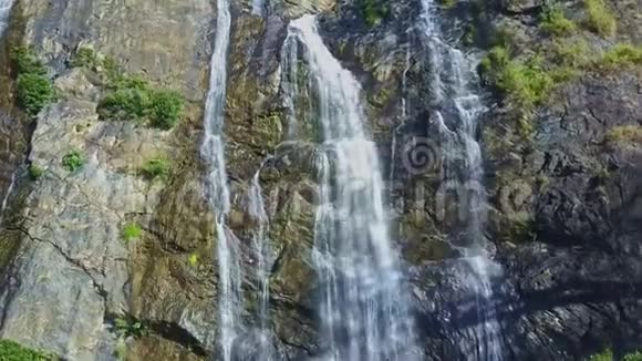 近景瀑布流沿着岩石流动视频的预览图