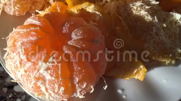 盘上烤橙橘皮橘果橘果用果肉特写漂亮特写宏拍视频的预览图