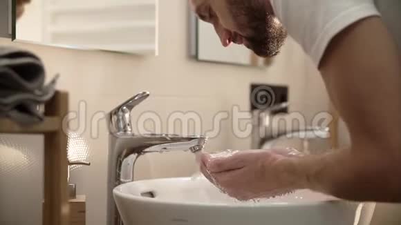 晨间卫生浴室用清水洗脸视频的预览图