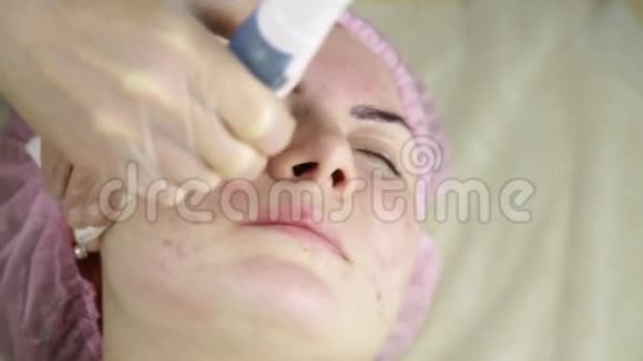 美容师用美容设备清洁面部给女孩子做美容视频的预览图