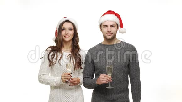 慢动作的年轻夫妇喜欢喝香槟庆祝圣诞节的乐趣一起感受吸引力视频的预览图
