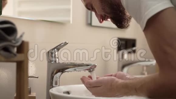 晨间卫生浴室用清水洗脸视频的预览图