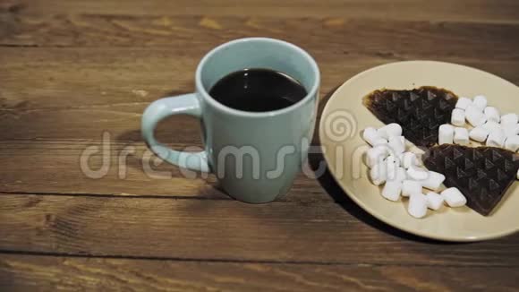 有人为早餐咖啡和华夫饼和棉花糖摆好桌子视频的预览图