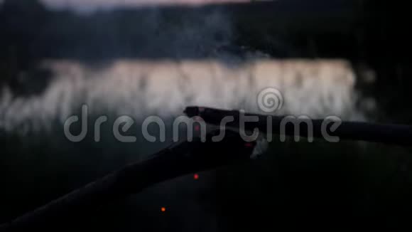 从燃烧的棍子上喷出儿童之战烧死杜班卡孩子们在河的背景下战斗视频的预览图
